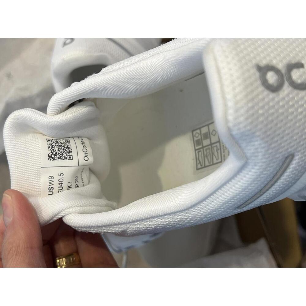 On Cloud 6 women's white sneakers new with flaw - Picture 5 of 6